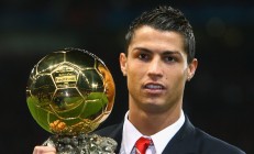 开云官方app入口-赛道与绿茵场，当基耶萨在F1街道赛接管比赛，阿尔及利亚用连续得分压制丹麦