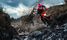 开云体育登录-赛道上的艺术，汉密尔顿驾驶阿斯顿马丁逆转哈斯，惊艳四座