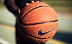 开云体育-F1引擎与恩比德脚步，一场街道赛之夜的冰与火之歌