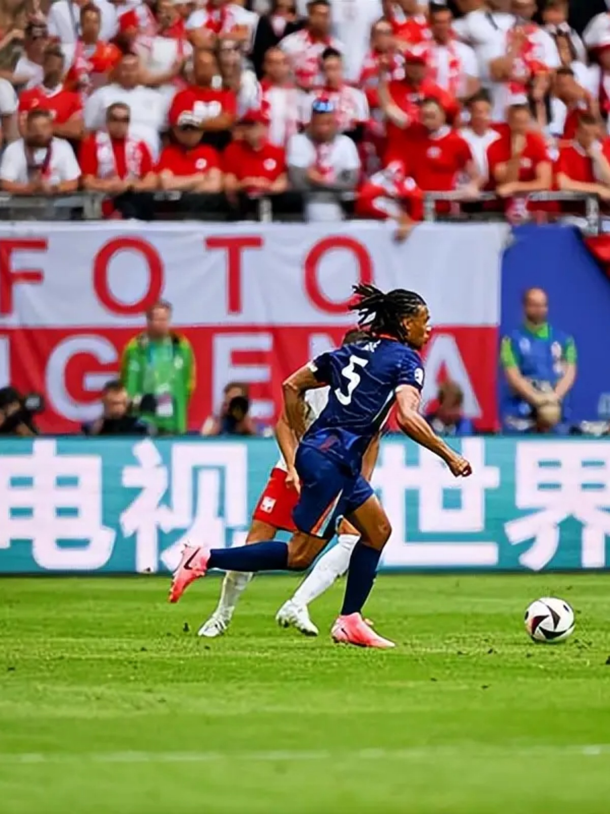 荷兰球员在国际比赛中取得连胜 荷兰球员在国际比赛中取得连胜