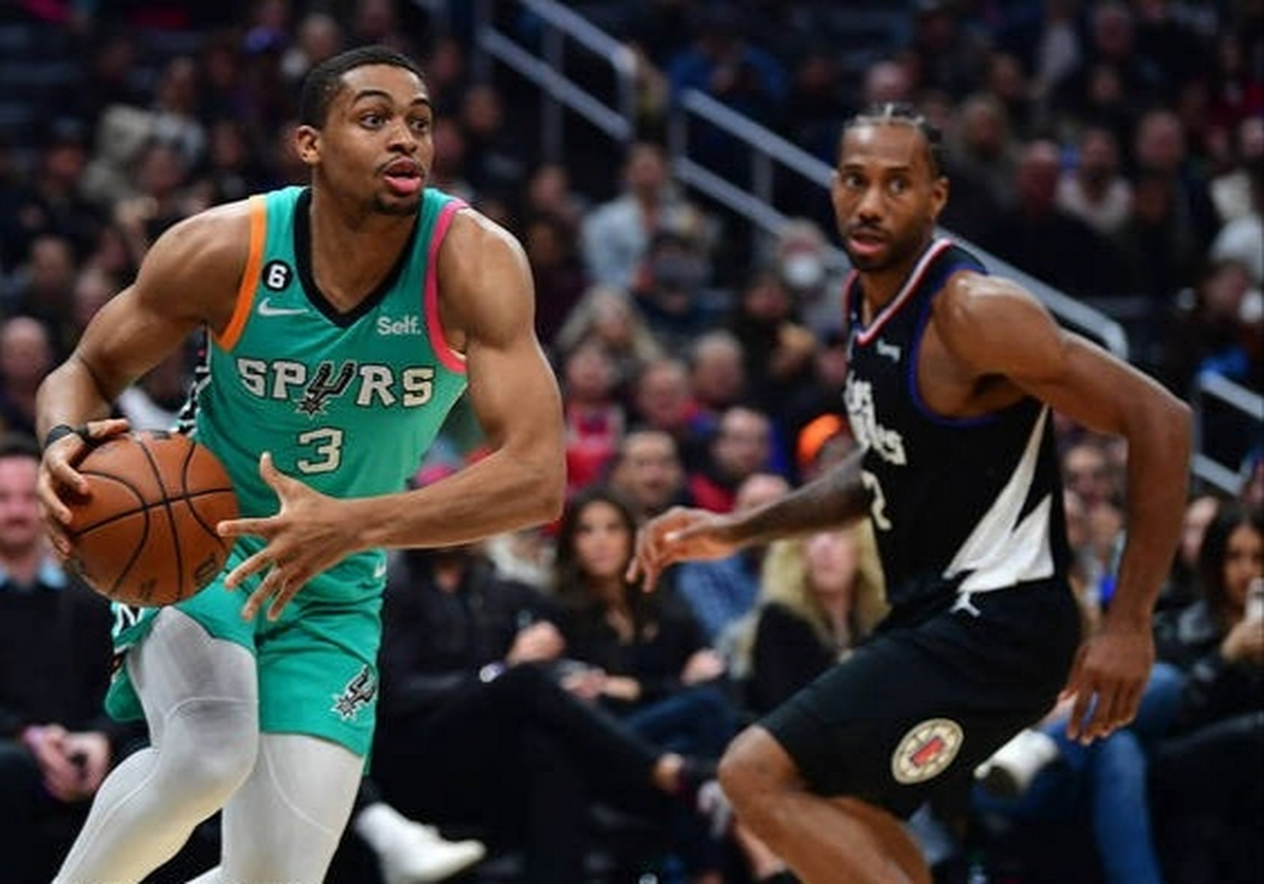 快船主场击败马刺，莱昂纳德分砍下胜利的简单介绍