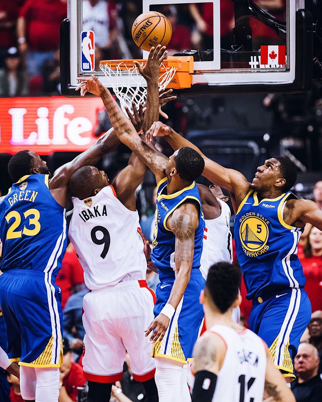 猛龙队主场轻松取胜晋级季后赛！