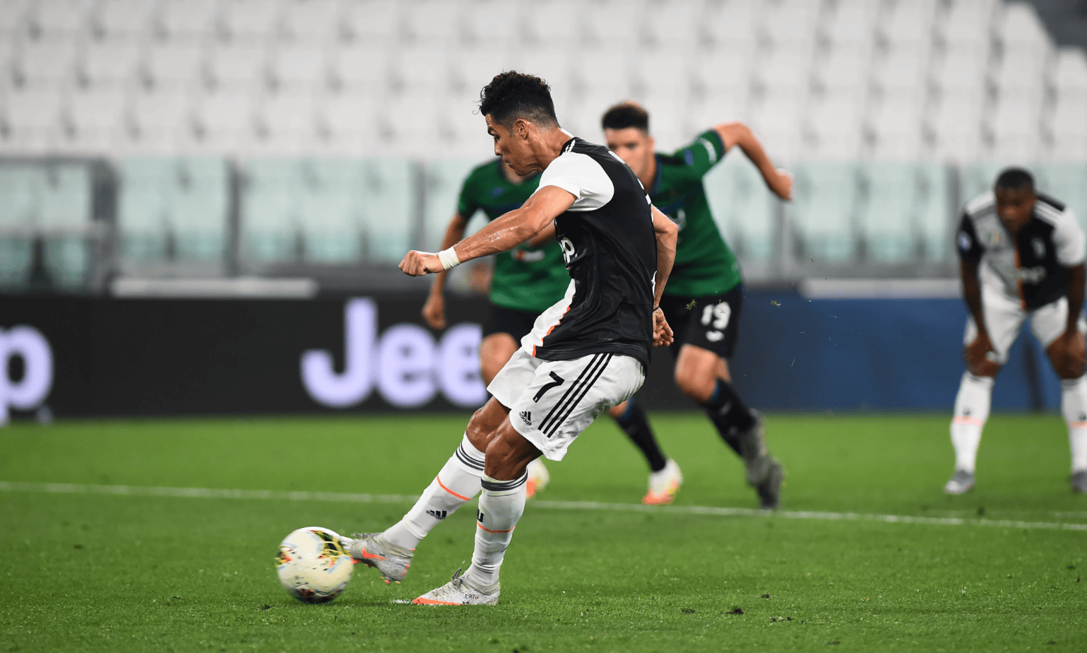 包含佛罗伦萨主场惨败尤文图斯，抢眼度下滑的词条