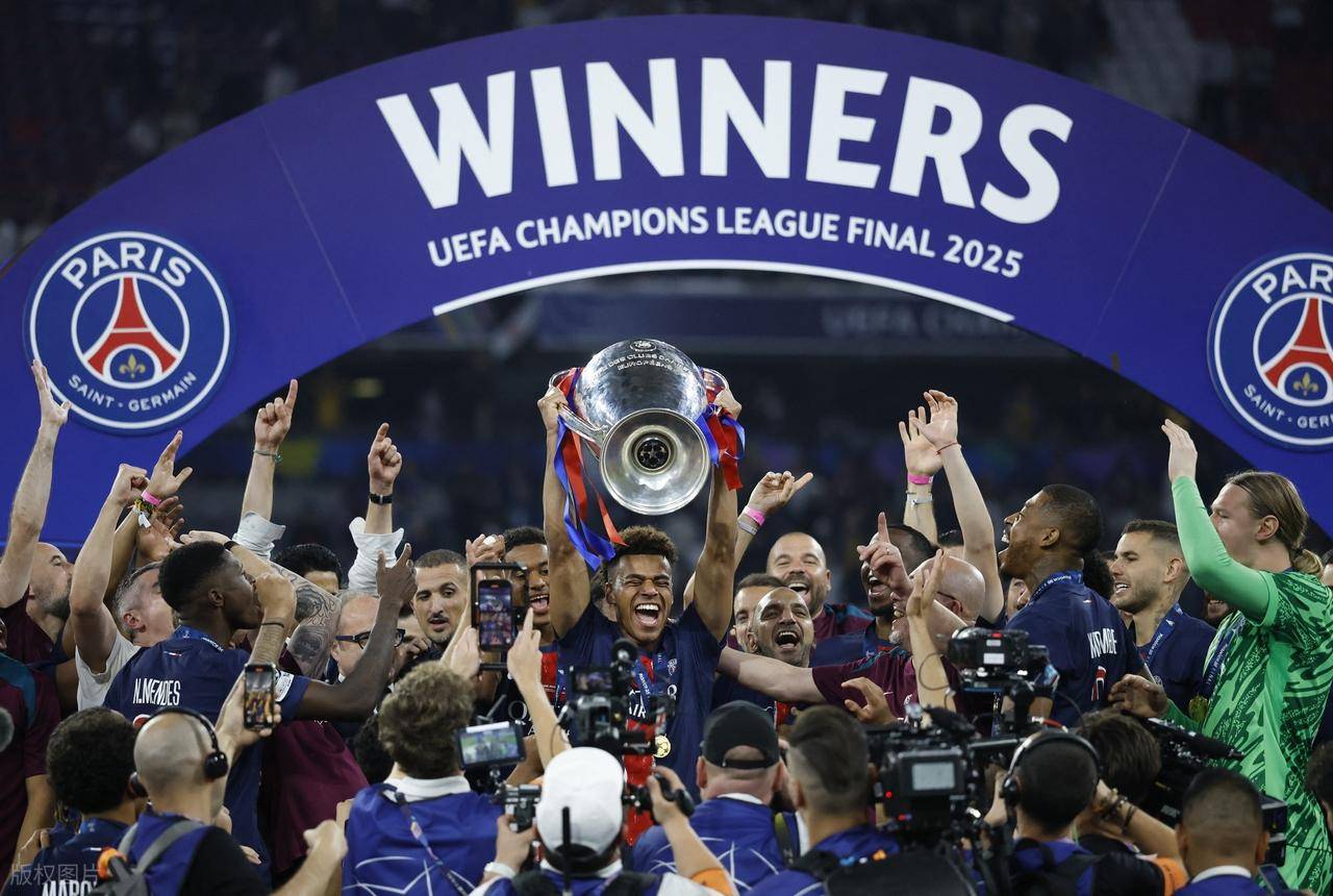 关于巴黎圣日尔曼球场现场增设观众席，增加容量的信息