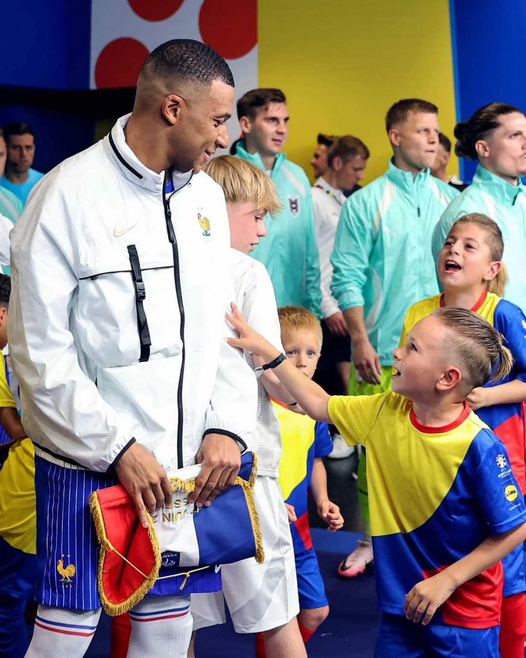 包含欧洲球队球员积极参与公益活动的词条